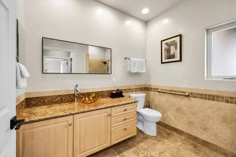 Bath - 57024 Pinto Ct, Yucca Valley, CA 92284 photo 6 of 7