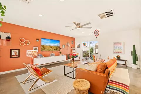 Living - 7021 Balsa Ave, Yucca Valley, CA 92284 photo 2 of 4