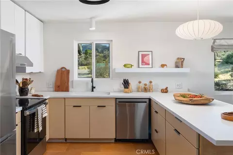 Kitchen - 61184 Onaga Trl, Joshua Tree, CA 92252 photo 3 of 4