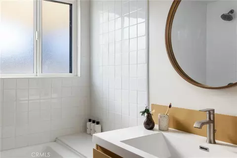 Bath - 61184 Onaga Trl, Joshua Tree, CA 92252 photo 1 of 4