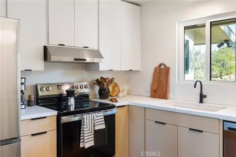 Kitchen - 61184 Onaga Trl, Joshua Tree, CA 92252 photo 2 of 4