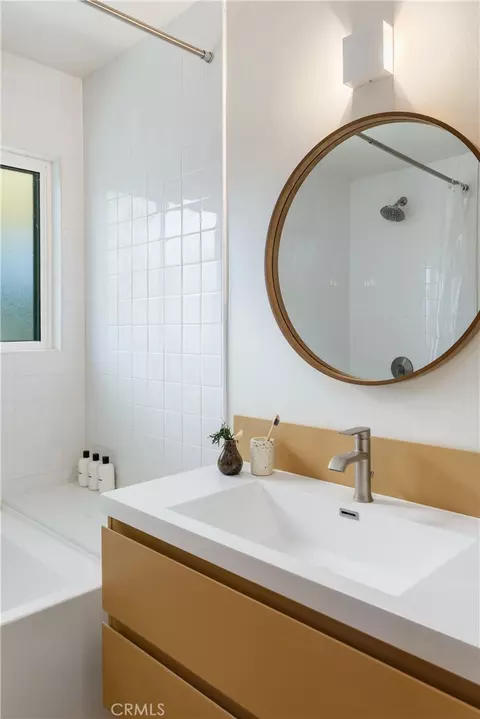 Bath - 61184 Onaga Trl, Joshua Tree, CA 92252 photo 2 of 4