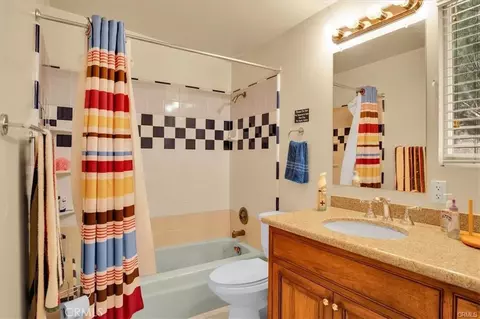 Bath - 3961 Avenida Del Sol, Joshua Tree, CA 92252 photo 2 of 4