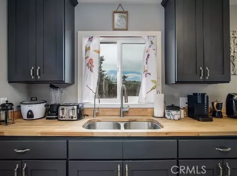 Kitchen - 7167 Cherokee Trl, Yucca Valley, CA 92284 photo 1 of 3