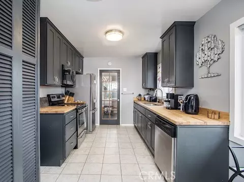 Kitchen - 7167 Cherokee Trl, Yucca Valley, CA 92284 photo 3 of 3