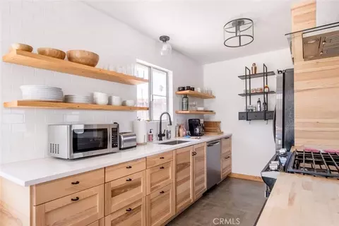 Kitchen - 61607 Granada Dr, Joshua Tree, CA 92252 photo 2 of 2