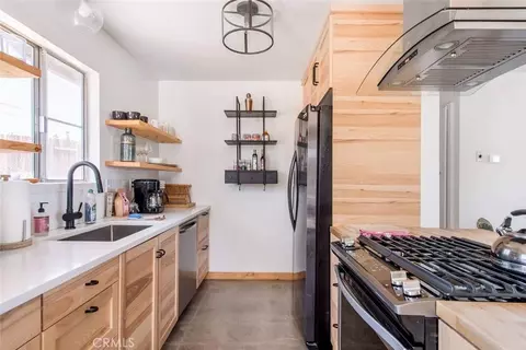 Kitchen - 61607 Granada Dr, Joshua Tree, CA 92252 photo 1 of 2