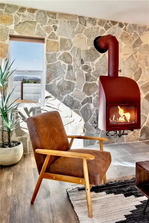 Living - 58248 Aberdeen Dr, Yucca Valley, CA 92284 photo 3 of 5