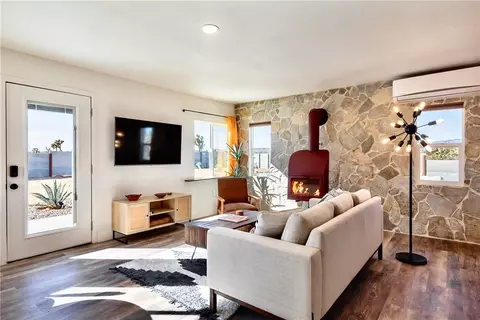 Living - 58248 Aberdeen Dr, Yucca Valley, CA 92284 photo 4 of 5