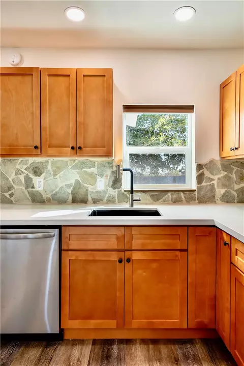 Kitchen - 58248 Aberdeen Dr, Yucca Valley, CA 92284 photo 3 of 4