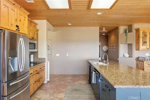 Kitchen - 7559 Rockaway Ave, Yucca Valley, CA 92284 photo 5 of 5