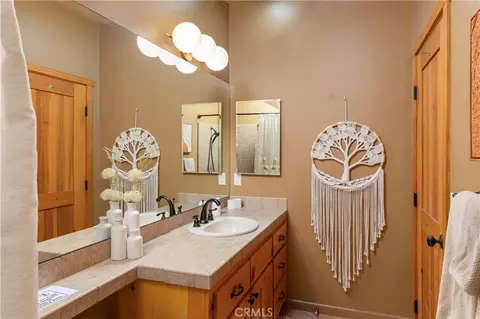 Bath - 7559 Rockaway Ave, Yucca Valley, CA 92284 photo 3 of 6