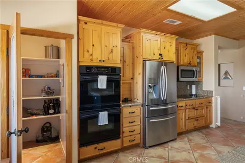 Kitchen - 7559 Rockaway Ave, Yucca Valley, CA 92284 photo 4 of 5