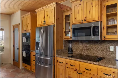 Kitchen - 7559 Rockaway Ave, Yucca Valley, CA 92284 photo 3 of 5