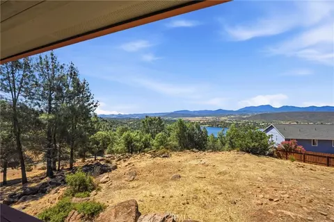 16547 Crescent Ct, Hidden Valley Lake, CA 95467