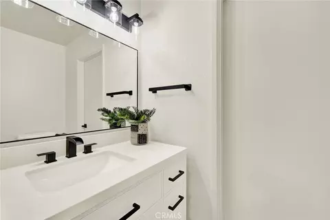 Bath - 1720 Wayne Ct, Fairfield, CA 94534 photo 1 of 7