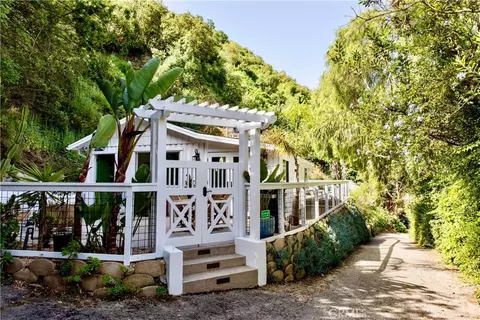 275 Woodland Dr, Laguna Beach, CA 92651