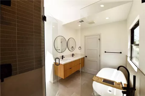 Bath - 292 Granada, Long Beach, CA 90803 photo 2 of 5