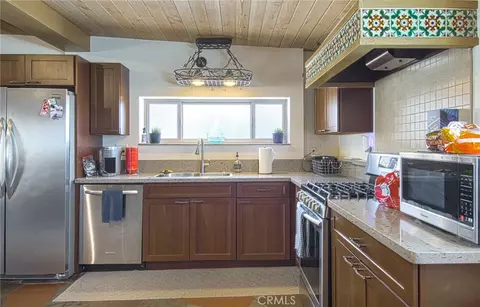 Kitchen - 2209 Elden Ave, Costa Mesa, CA 92627 photo 6 of 9