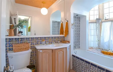 Bath - 2209 Elden Ave, Costa Mesa, CA 92627 photo 2 of 5