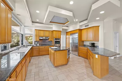 Kitchen - 647 Tumble Creek Ln, Fallbrook, CA 92028 photo 2 of 4