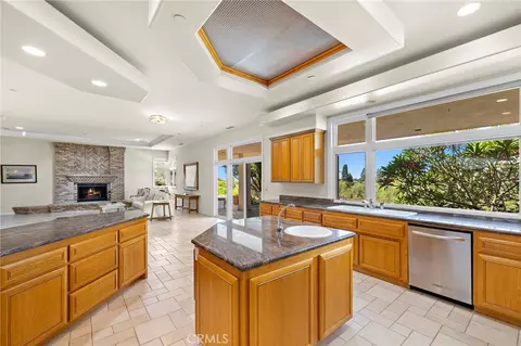 Kitchen - 647 Tumble Creek Ln, Fallbrook, CA 92028 photo 4 of 4