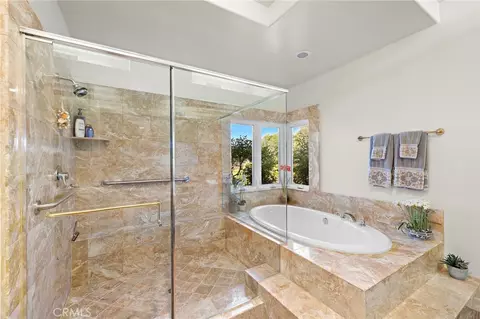 Bath - 647 Tumble Creek Ln, Fallbrook, CA 92028 photo 5 of 7
