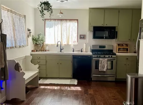 Kitchen - 855 Bergschrund Dr, Crestline, CA 92325 photo 1 of 5