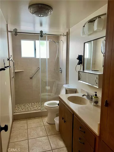 Bath - 855 Bergschrund Dr, Crestline, CA 92325 photo 1 of 7