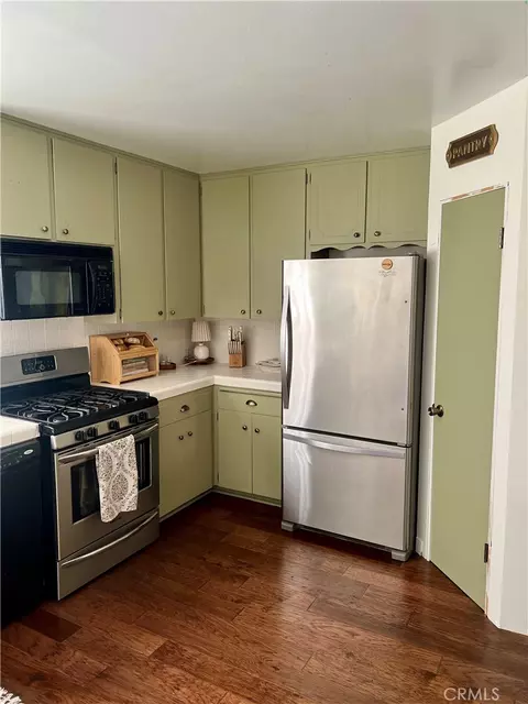 Kitchen - 855 Bergschrund Dr, Crestline, CA 92325 photo 5 of 5