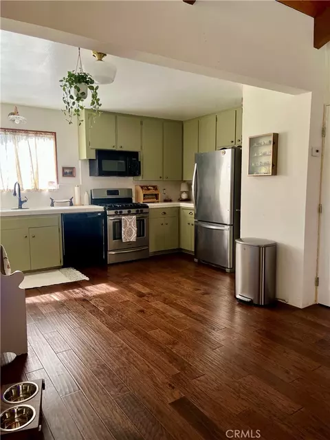 Kitchen - 855 Bergschrund Dr, Crestline, CA 92325 photo 4 of 5