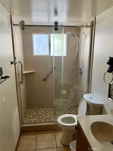 Bath - 855 Bergschrund Dr, Crestline, CA 92325 photo 2 of 7