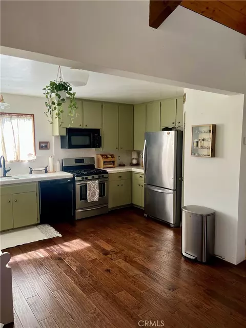 Kitchen - 855 Bergschrund Dr, Crestline, CA 92325 photo 2 of 5