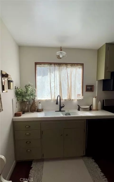 Kitchen - 855 Bergschrund Dr, Crestline, CA 92325 photo 3 of 5