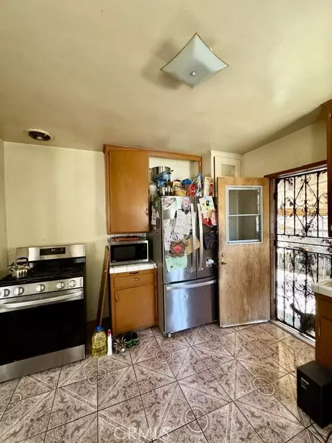 Kitchen - 904 E Stockton, Compton, CA 90221 photo 2 of 3