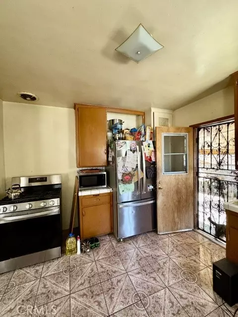 Kitchen - 904 E Stockton, Compton, CA 90221 photo 2 of 3