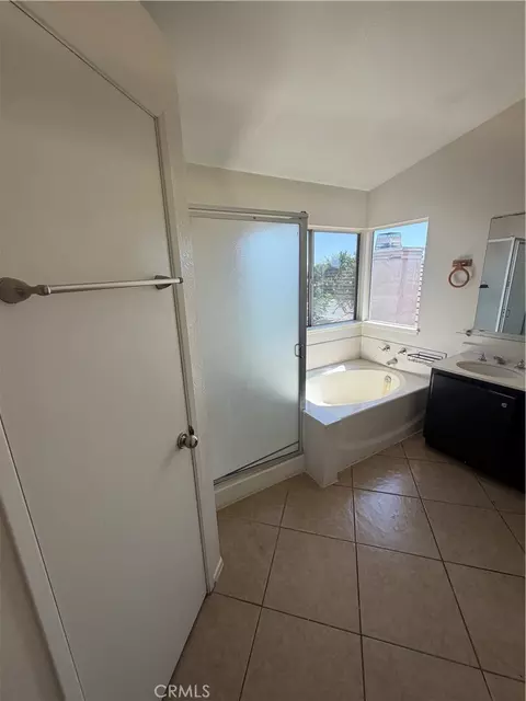 Bath - 507 Coudures Way, Perris, CA 92571 photo 2 of 10