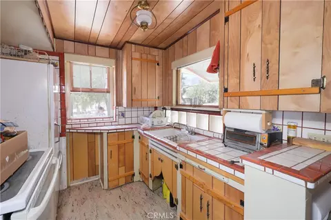 Kitchen - 7594 Fairlane, Lucerne Valley, CA 92356 photo 1 of 1