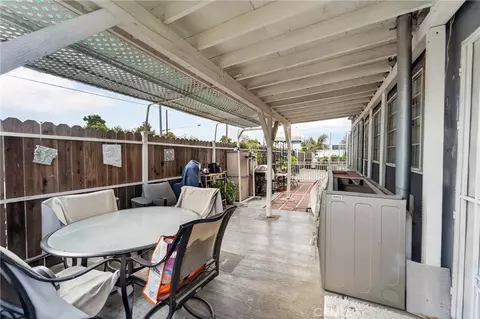 Exterior - 400 W Maple St, Compton, CA 90220 photo 4 of 8