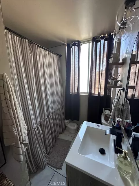 Bath - 6979 Palm Ct, Riverside, CA 92506 photo 1 of 3