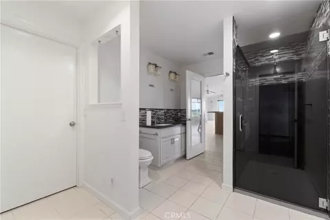 Bath - 6922 G St, Merced, CA 95340 photo 1 of 4