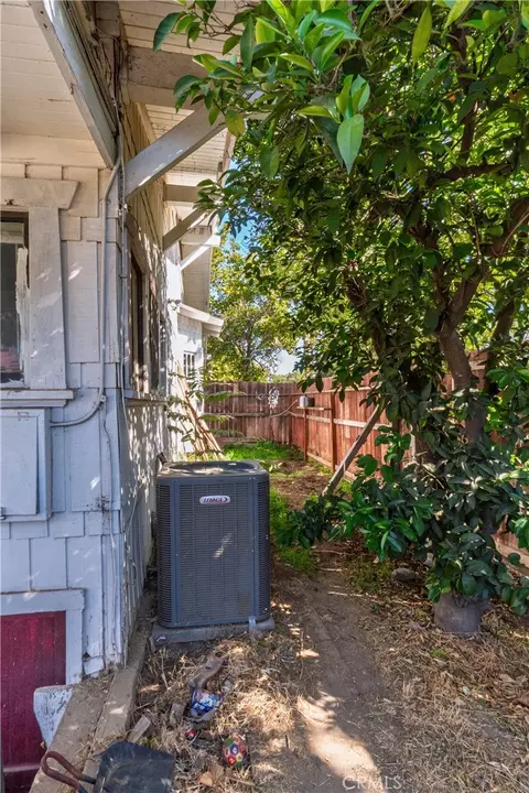 Exterior - 902 W 20th St, Merced, CA 95340 photo 11 of 14