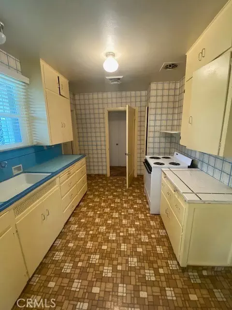 Entry Way - 8 W 25th St, Merced, CA 95340 photo 1 of 1