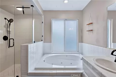Bath - 724 Robin Dr, Merced, CA 95340 photo 6 of 11