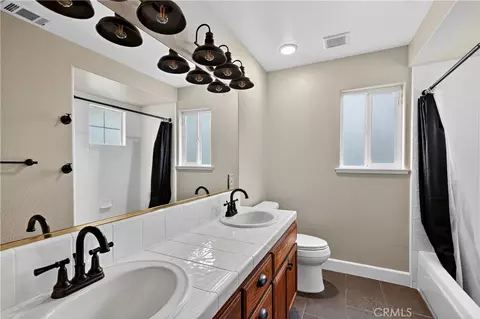 Bath - 724 Robin Dr, Merced, CA 95340 photo 8 of 11