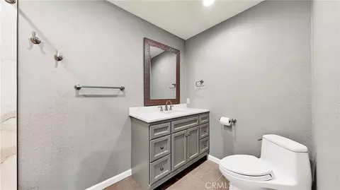 Bath - 21160 Second Ave, Stevinson, CA 95374 photo 6 of 7