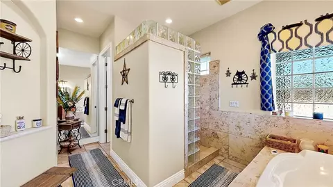 Bath - 21160 Second Ave, Stevinson, CA 95374 photo 5 of 7