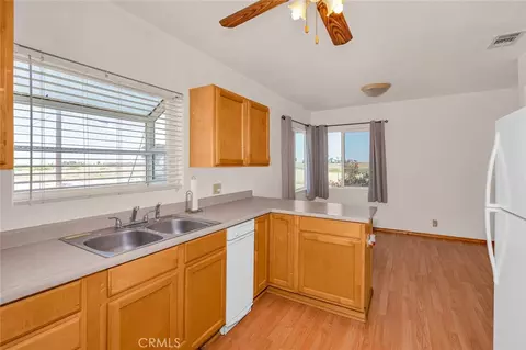Kitchen - 17626 Britto Rd, Dos Palos, CA 93620 photo 4 of 5