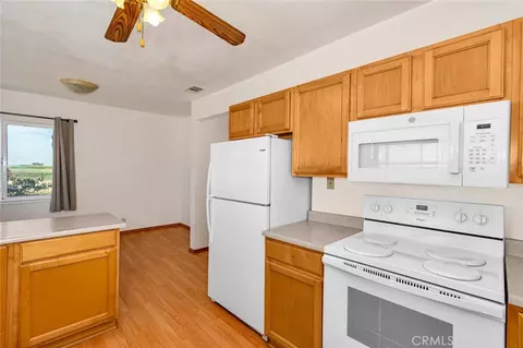 Kitchen - 17626 Britto Rd, Dos Palos, CA 93620 photo 3 of 5