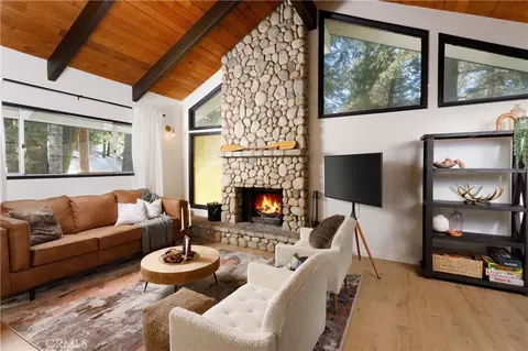 825 Lake View Ln, Twin Peaks, CA 92391
